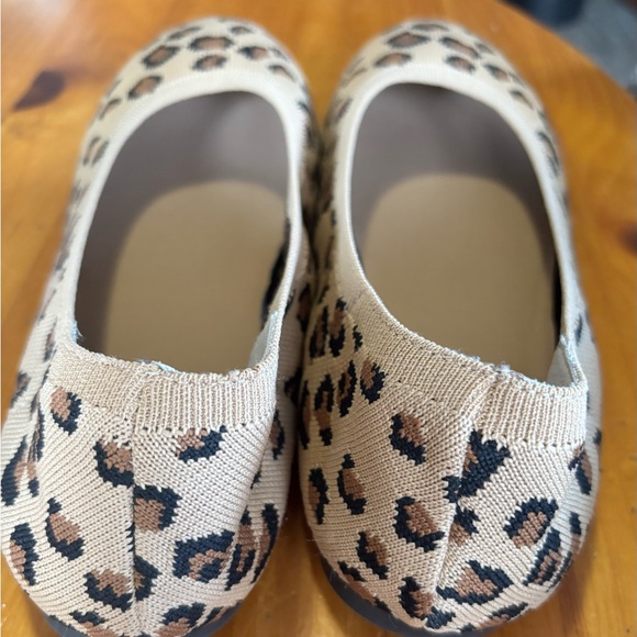 Amazon Essentials Women's Leopard Pattern Flats - Picture 2 of 8